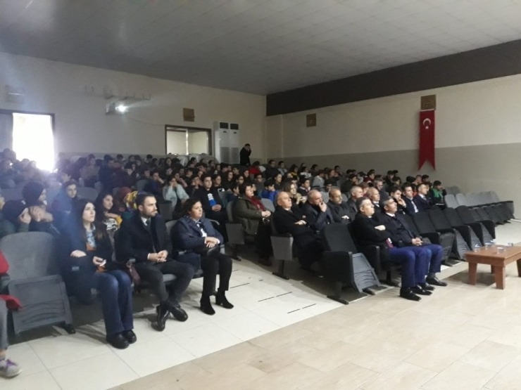 Dr. Öğr. Üyesi Haldan Lise Öğrencilerine Yabancı Dilin Önemini Anlattı