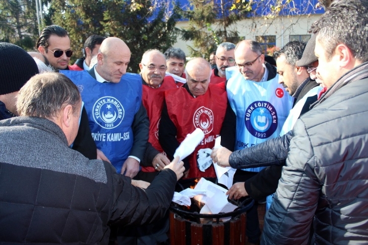 Yalovalı Memurlar Bordrolarını Yaktı