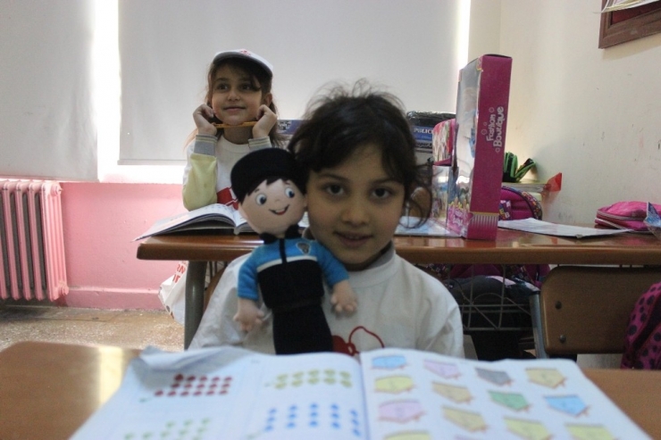 Yazmayı Öğrenince İlk Tebrik Kartını Emniyet Genel Müdürüne Gönderdi, Okuluna Hediye Yağdı