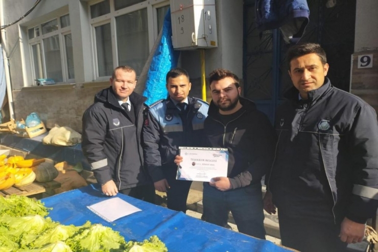 İçi Para Dolu Çantayı Bulan Pazarcılara Ödül