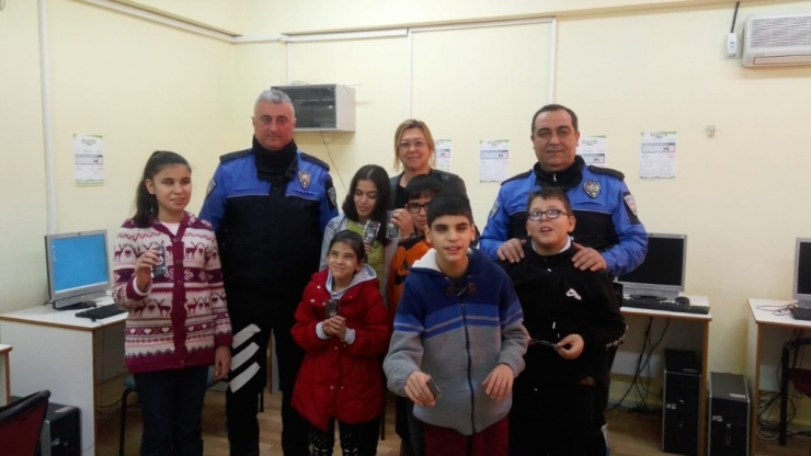 Polisten Görme Engelli Öğrencilere Hediye