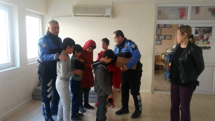 Polisten Görme Engelli Öğrencilere Hediye