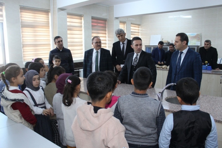 Kaymakam Doğan, Atatürk İlkokulunda İncelemelerde Bulundu