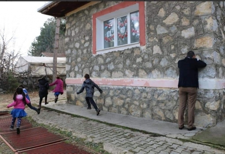 Milli Eğitim Müdürü Kösterelioğlu, Köy Okulu Öğrencileriyle Saklambaç Oynadı