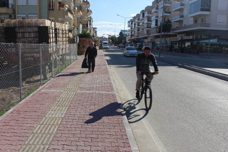 Finike Fatih Bulvarı’na Kaldırım