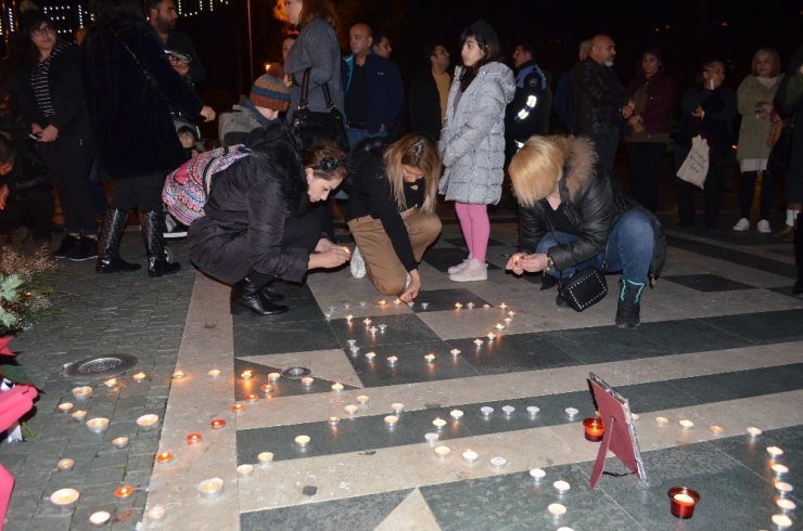 Uçak Kazasında Hayatını Kaybedenler İçin Çiçek Bıraktılar