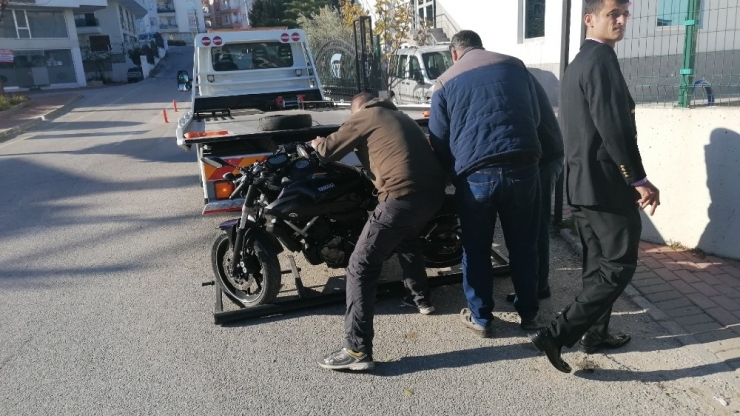 Otomobille Çarpışan Motosikletli Yaralandı