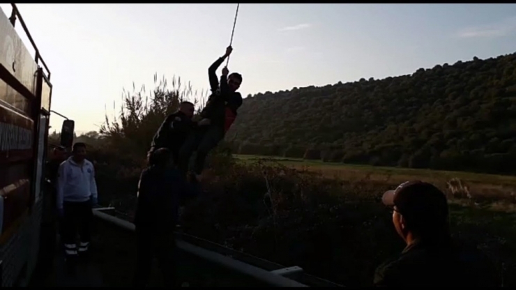 Kanala Uçan Minibüsün Üstünde Mahsur Kaldı