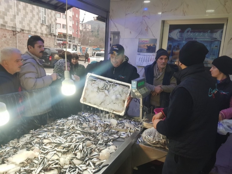 Artvin’de 3 Liralık Hamsi Kampanyasına Vatandaş Akın Etti