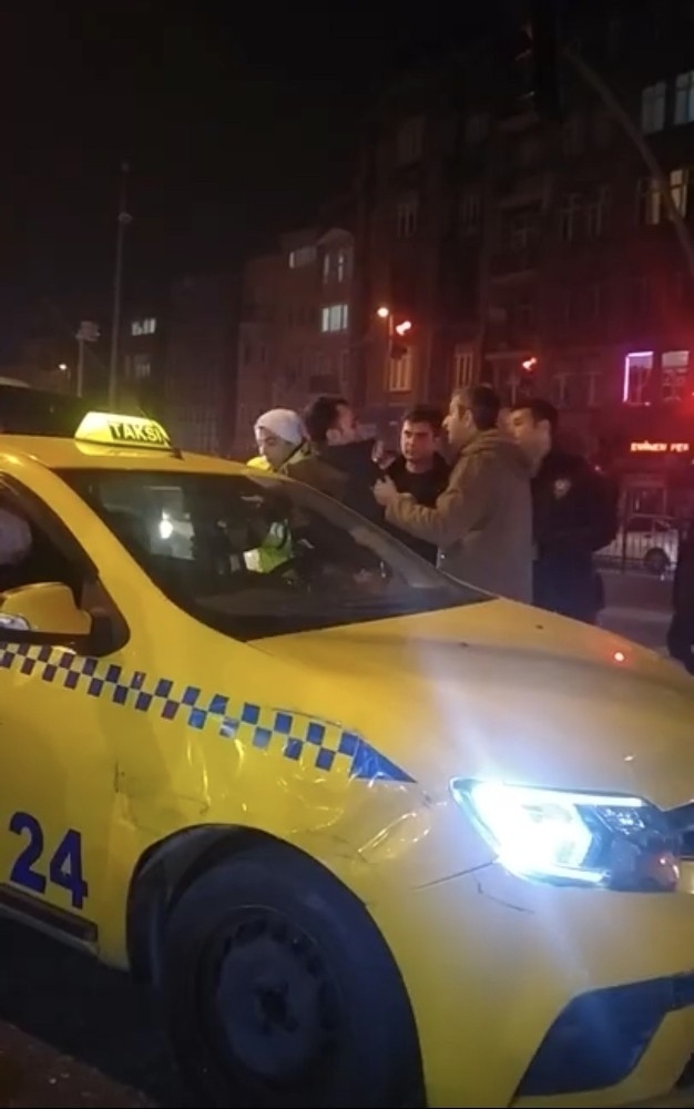 Beyoğlu’nda Taksici Kendini Emniyet Kemerini Kilitleyip Polise Direndi