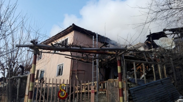 Pazaryeri’nde Ev Yangını