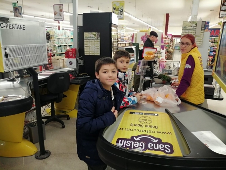 Minik Özhan Dostları Alışverişteydi