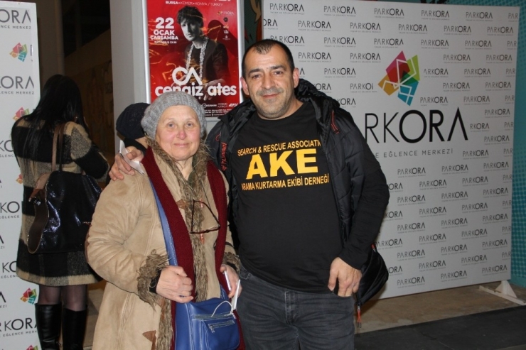 Bursa’da Sokak Hayvanları Yararına Düzenlenen Konserde Çelik’e Yoğun İlgi