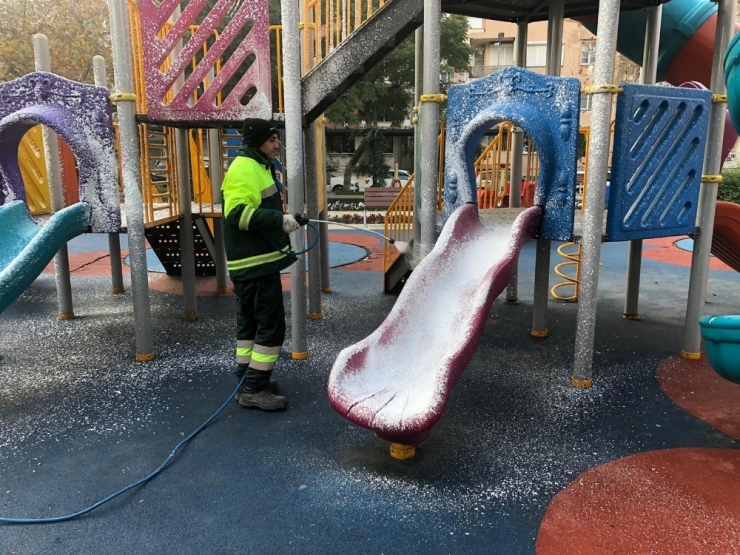 Konak’taki Parklar Temizlenip İlaçlanıyor