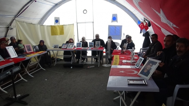 Hdp Önündeki Ailelerin Evlat Nöbeti 136’ıncı Gününde