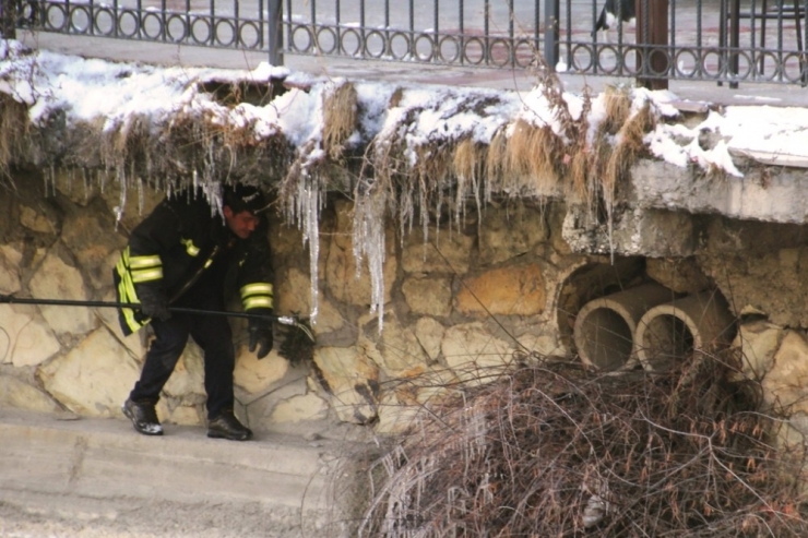 Çoruh Nehri Kenarında Mahsur Kalan Kediye İtfaiye Kurtardı