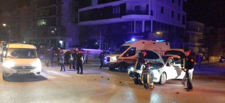 Ticari Araç Ve Otomobil Çarpıştı: 5 Yaralı