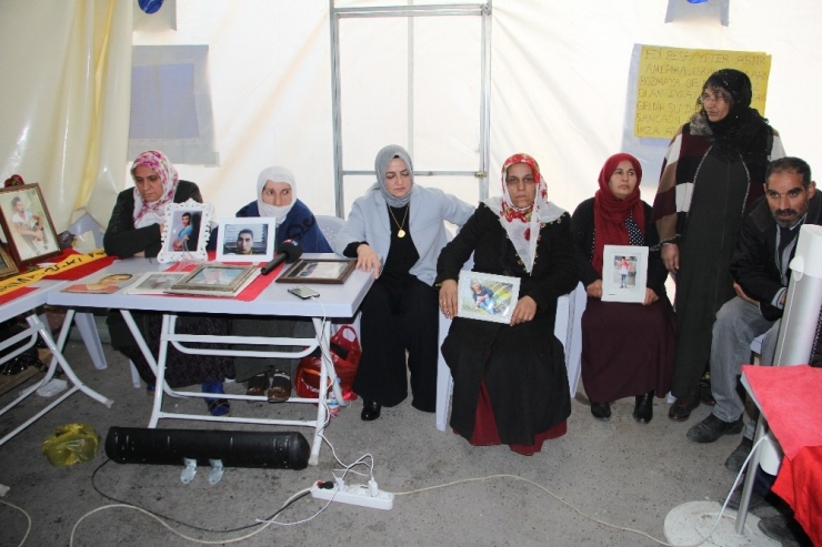 Cumhurbaşkanı Başdanışmanı Orhan’dan Evlat Nöbetindeki Annelere Ziyaret