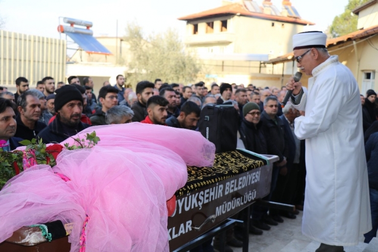 Küçük Kız Çok Sevdiği Pembe Gelinliğiyle Son Yolcuğuna Uğurlandı
