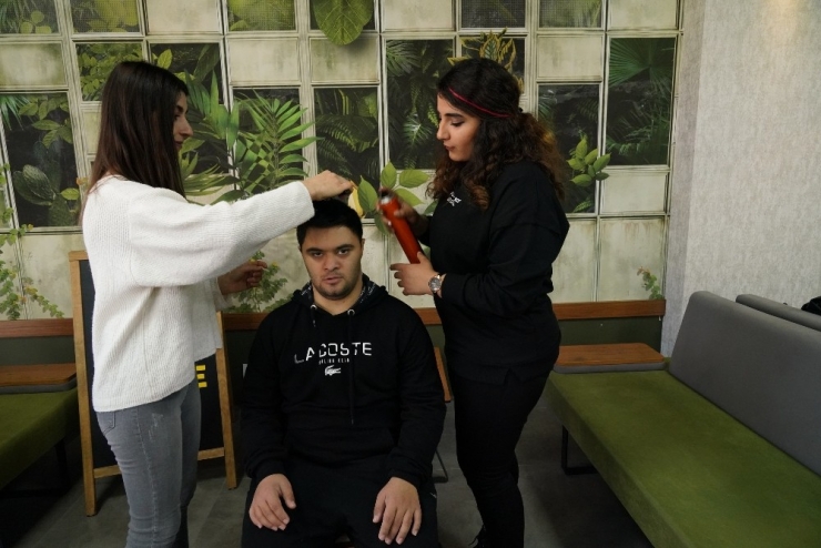 Öğrenciler Engellilerin Kişisel Bakımlarını Gerçekleştirdi