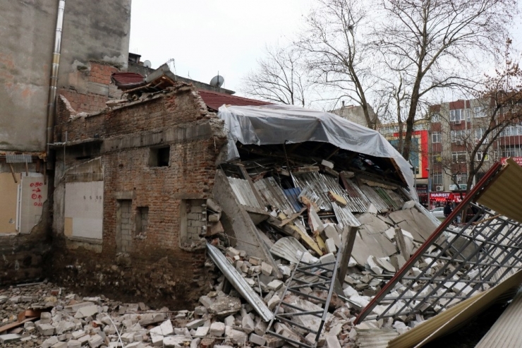 Esnaf, Sakarya’da Binanın Çöktüğü Korku Dolu Anları Anlattı