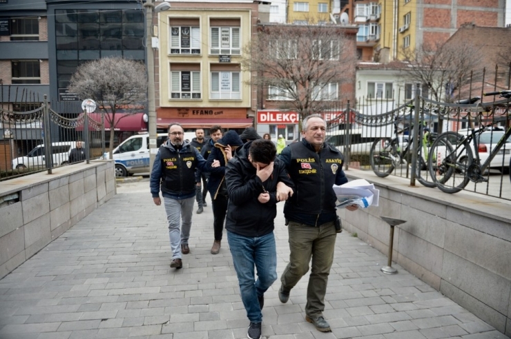 Kendilerini Polis Olarak Tanıtıp 43 Bin Tl Dolandırdılar