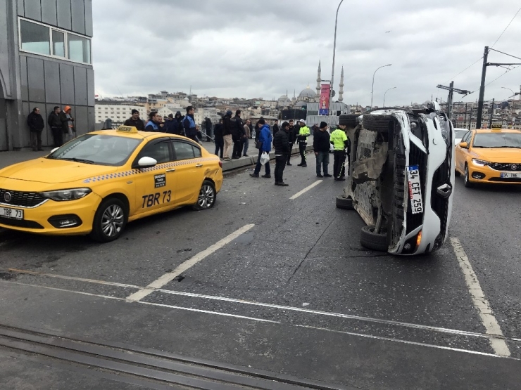 Galata Köprüsü Üzerinde Otomobil Yan Yattı