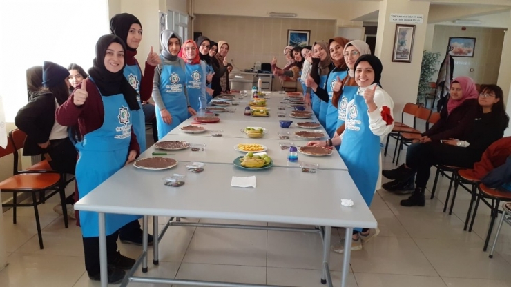 Gençler Mutfak Atölyesinde Buluştu