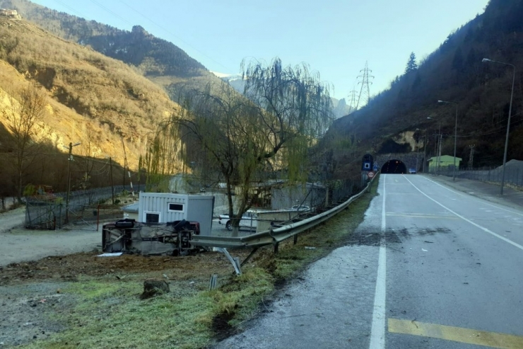 Gümüşhane’de Gizli Buzlanma Kazaya Neden Oldu: 2 Yaralı