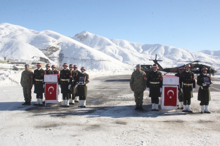 Hakkari’de Eğitim Kazasında Şehit Olan Askerler İçin Tören Düzenlendi
