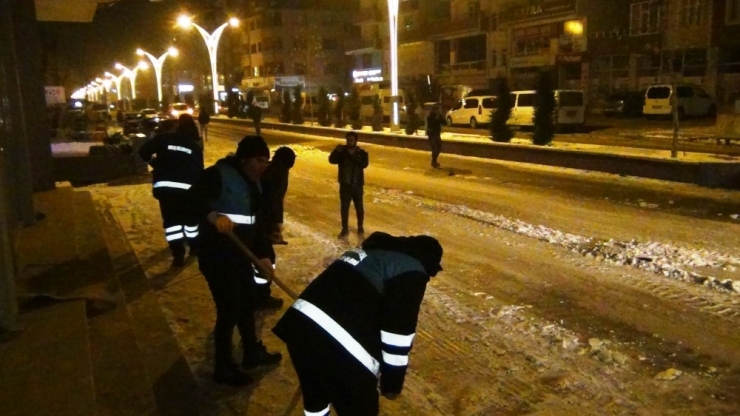 Erciş Belediyesinden Eksi 10 Derecede Kar Temizliği