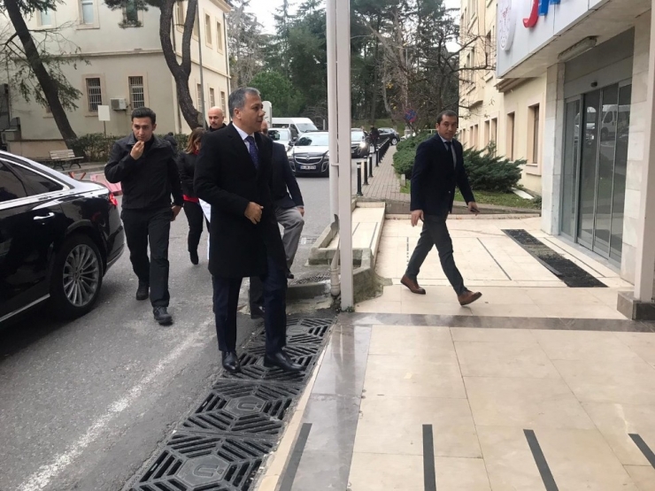 İstanbul Valisi Ali Yerlikaya, Çekicinin Kaldırdığı Araçtan Düşüp Yaralanan Kadını Ziyaret Etti