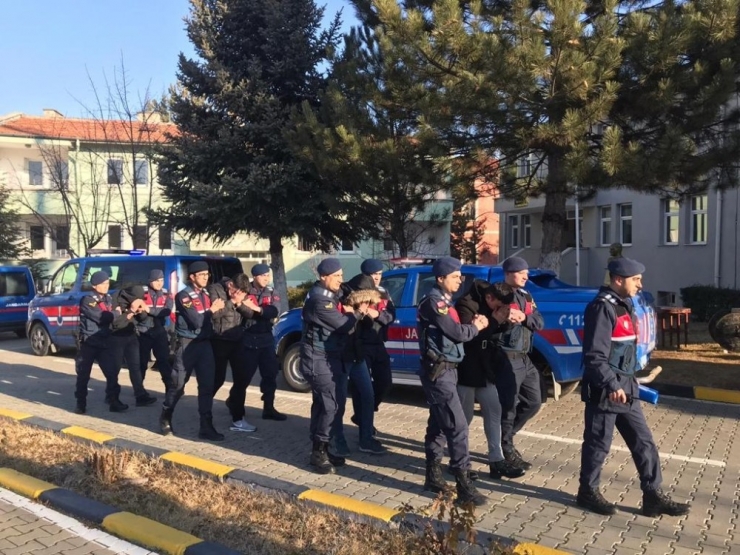 Kastamonu’da Köpeği Öldürüp Üç Evi Soyan Hırsızlardan İkisi Tutuklandı