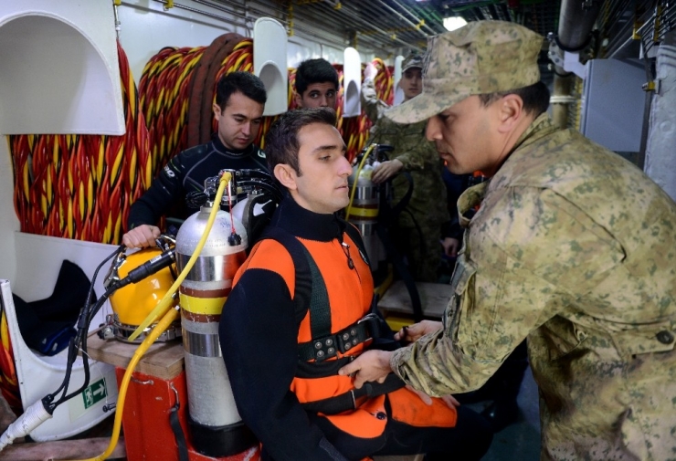 Kayıp Balıkçıyı Arayan Tcg Alemdar Gemisinin Çalışmaları Kameraya Yansıdı