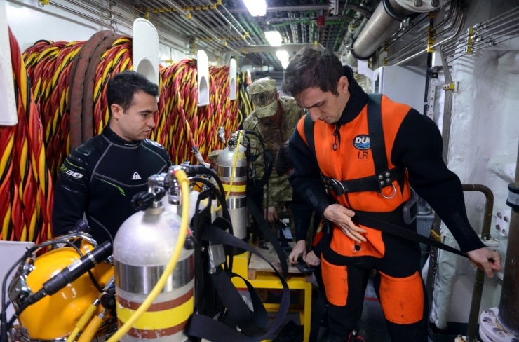 Kayıp Balıkçıyı Arayan Tcg Alemdar Gemisinin Çalışmaları Kameraya Yansıdı