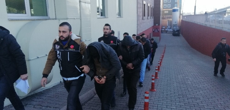 Uyuşturucu Operasyonunda Gözaltına Alınan 8 Kişi Adliyeye Sevk Edildi