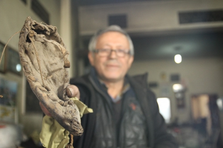 Kurtuluş Savaşı’ndan Kalma Dede Yadigarı Çarığa Gözü Gibi Bakıyor