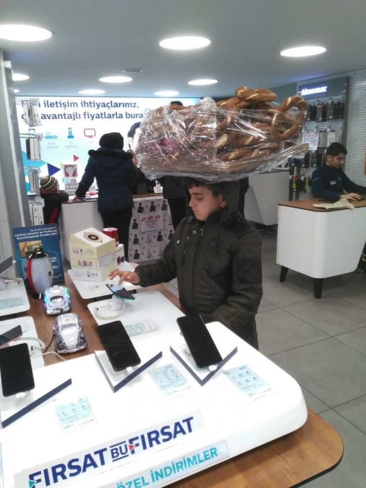 Simit Tablasıyla Girdiği Bayide Telefonla Oynayan Çocuğun Görüntüleri Yürek Burktu