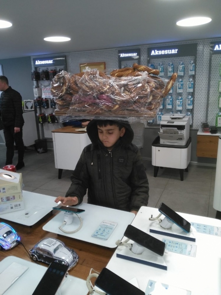 Simit Tablasıyla Girdiği Bayide Telefonla Oynayan Çocuğun Görüntüleri Yürek Burktu