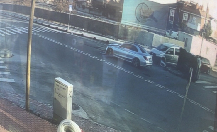 Seyir Halindeki Araca Çarpıp Devrilen Otomobil Kamerada
