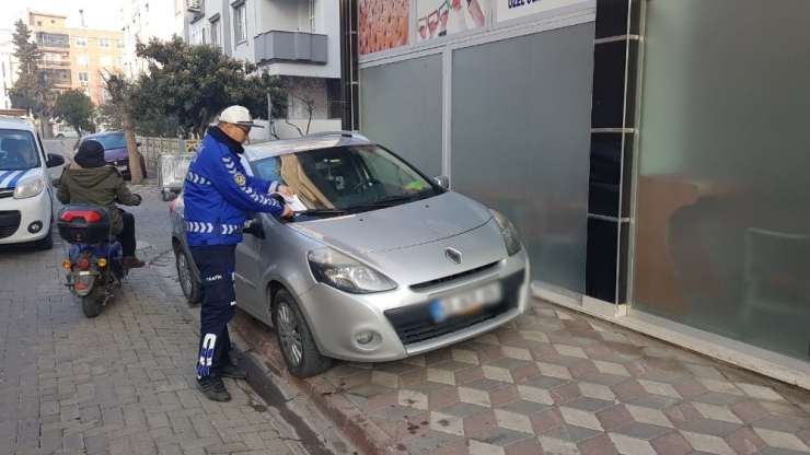 Akhisar’da Usulsüz Parklanmaya Cezai İşlem