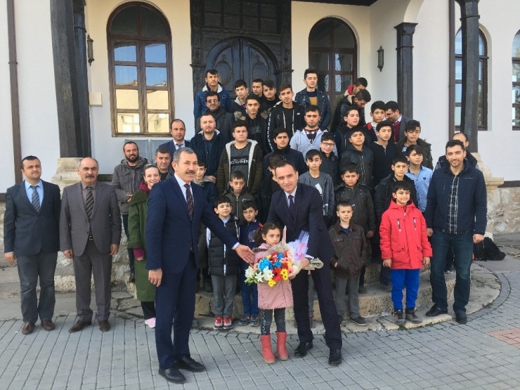 Kaymakam Öztürk’e Spora Verdiği Desteklerden Teşekkür Plaketi