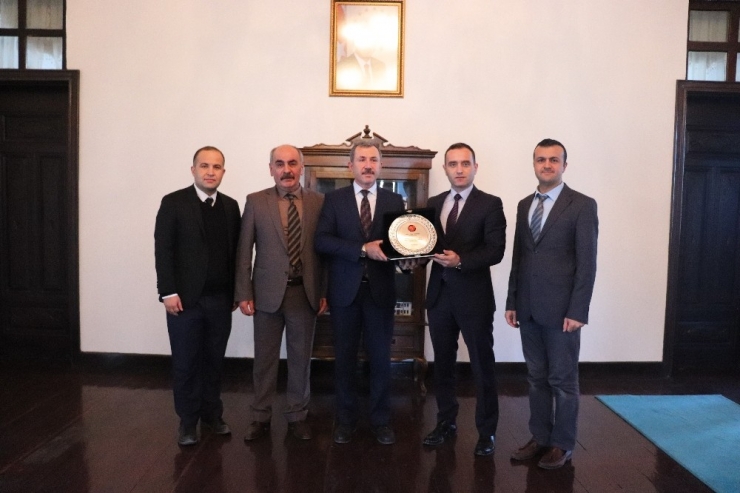 Kaymakam Öztürk’e Spora Verdiği Desteklerden Teşekkür Plaketi