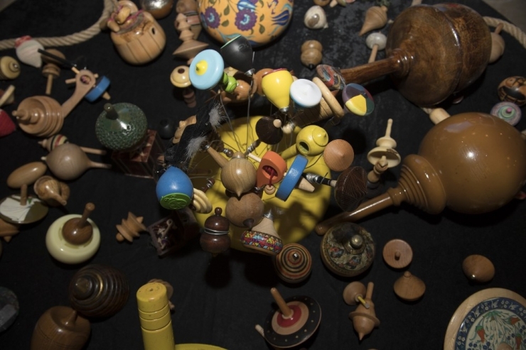 Büyükşehir Belediyesi, ‘Kaytansız Dünya’ Topaç Sergisi Açtı