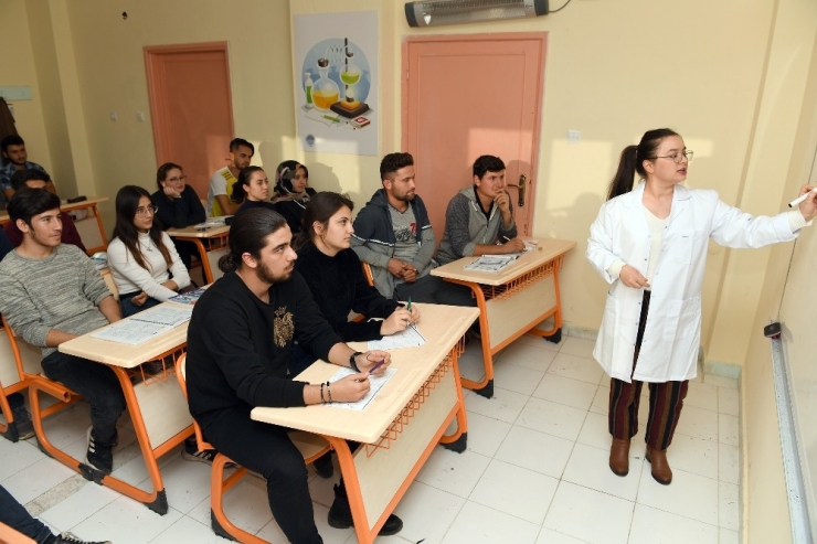 Öğrenciler, Büyükşehir Belediyesinin Kurslarıyla Üniversiteye Hazırlanıyor