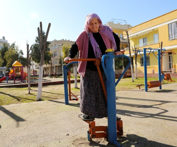 Toroslar’da Yaşlılar Açık Havada Sporun Keyfini Çıkarıyor