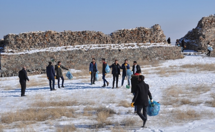 Öğrenciler, “Temiz Kale Güzel Pasinler” Sloganıyla Pasinler Kalesindeki Çöpleri Topladılar