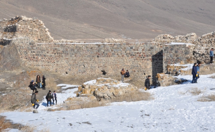 Öğrenciler, “Temiz Kale Güzel Pasinler” Sloganıyla Pasinler Kalesindeki Çöpleri Topladılar