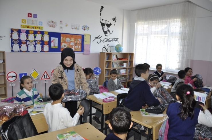 Lise Öğrencilerinden "Oyuncak Ve Kitap Dostluğu" Projesi