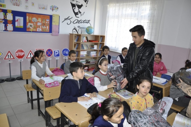 Lise Öğrencilerinden "Oyuncak Ve Kitap Dostluğu" Projesi